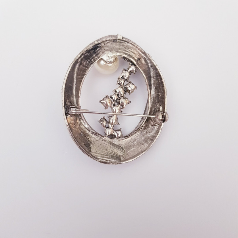 سنجاق سینه زنانه مدل بیضی نگین و مرواریدی سنجاق سینه زنانه مدل بیضی نگین و مرواریدی