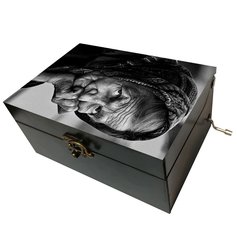 جعبه موزیکال مدل هندلی طرح پرتره پیرزن کد T1048