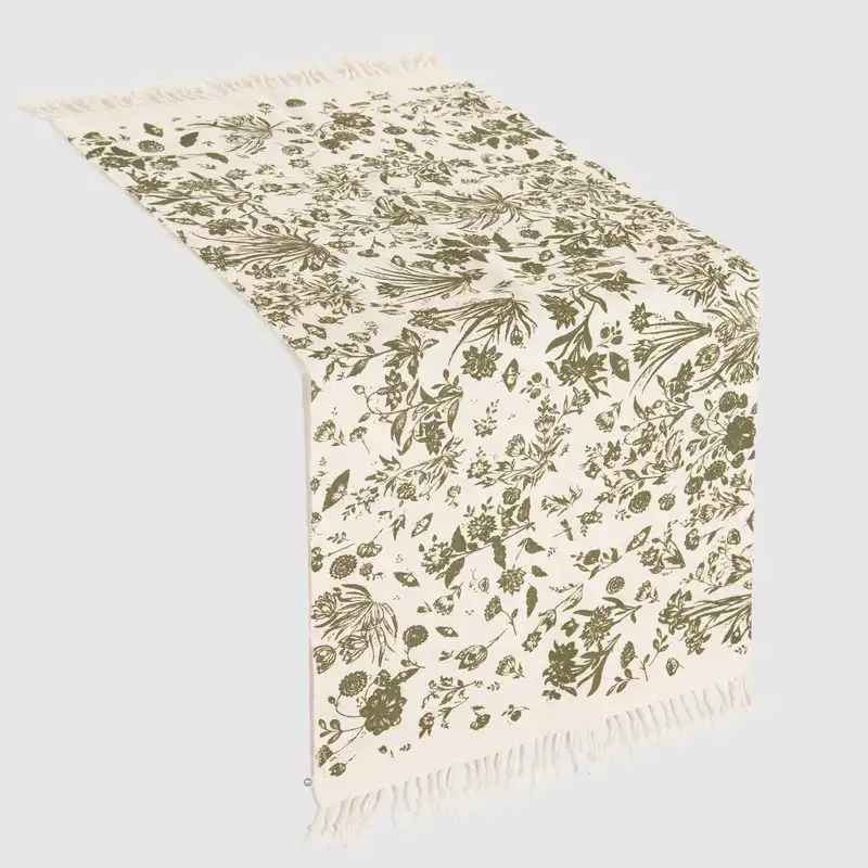 رومیزی گدار مدل گل‌های ایرانی در باغ همسایه