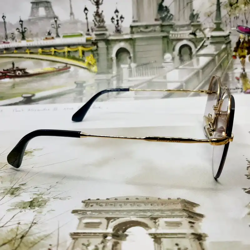 عینک آفتابی زنانه میو میو مدل MU52SSc1