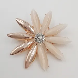 گل سینه زنانه مدل خورشیدی کد rstt220