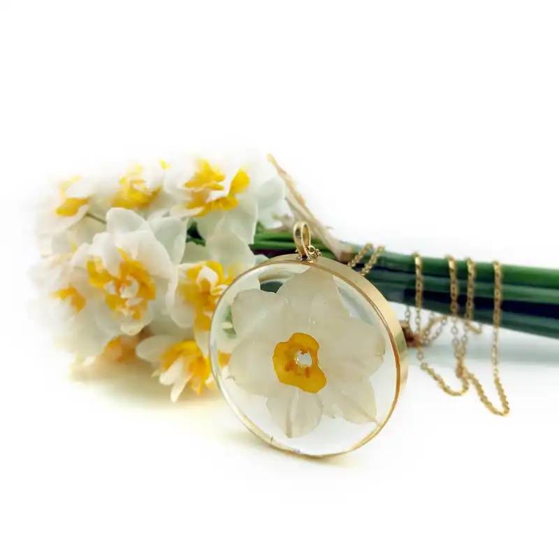 گردنبند زنانه مدل رزینی طرح گل نرگس شیراز