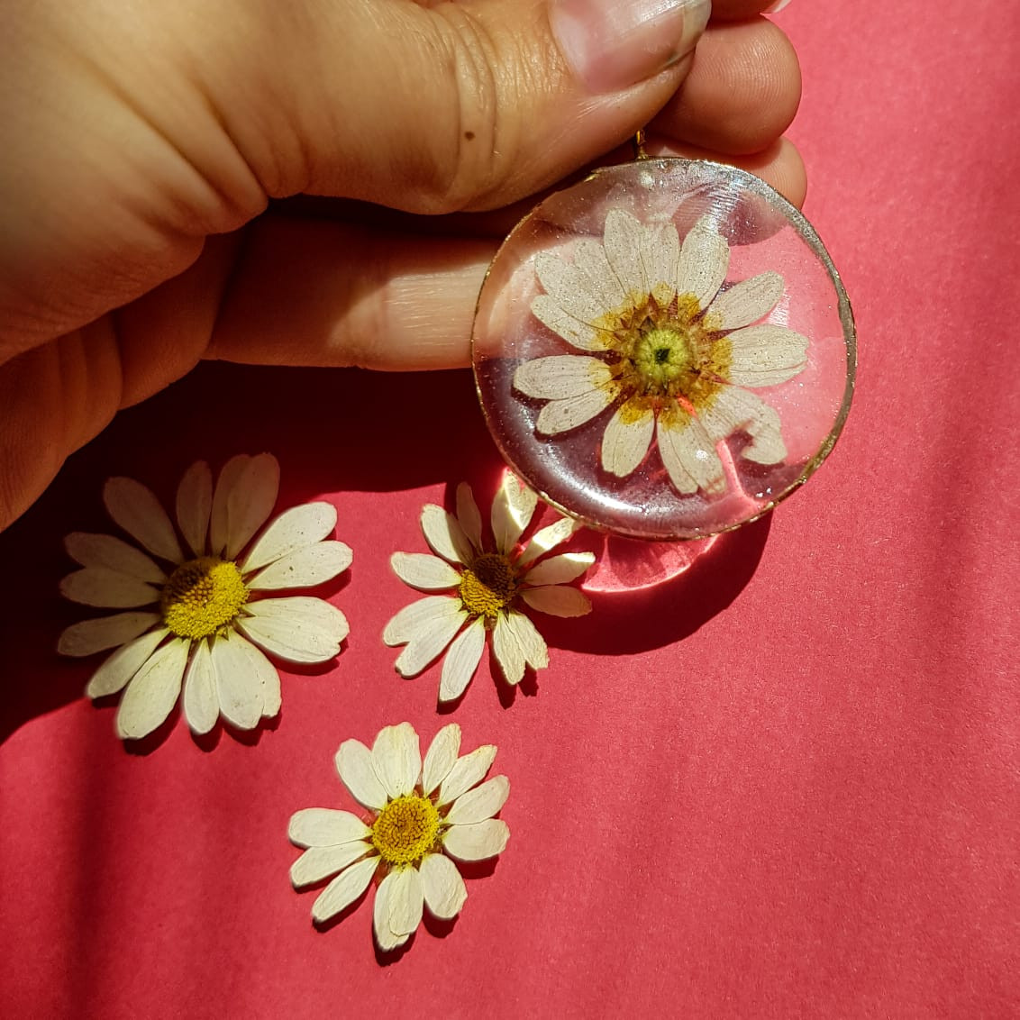 گردنبند دخترانه مدل رزینی گل بابونه گردنبند دخترانه مدل رزینی گل بابونه