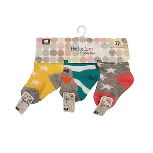 جوراب نوزادی هدیه کد P83-2 مجموعه 3 عددی