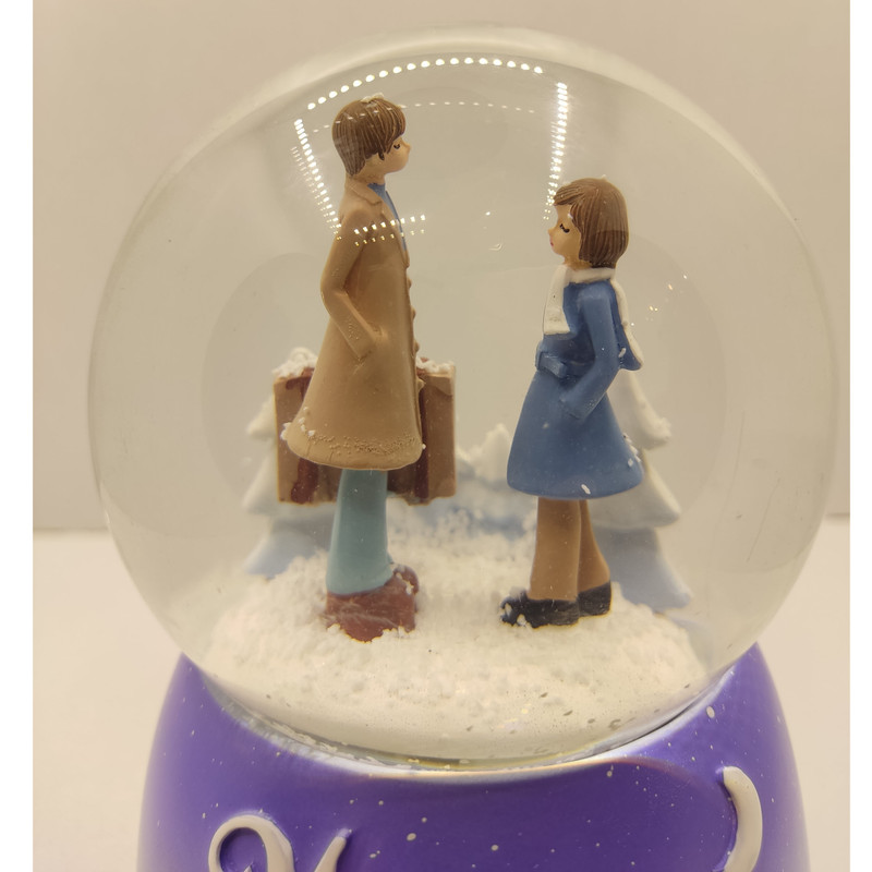 گوی موزیکال مدل  پمپی طرح دیدار عاشقانه برفی