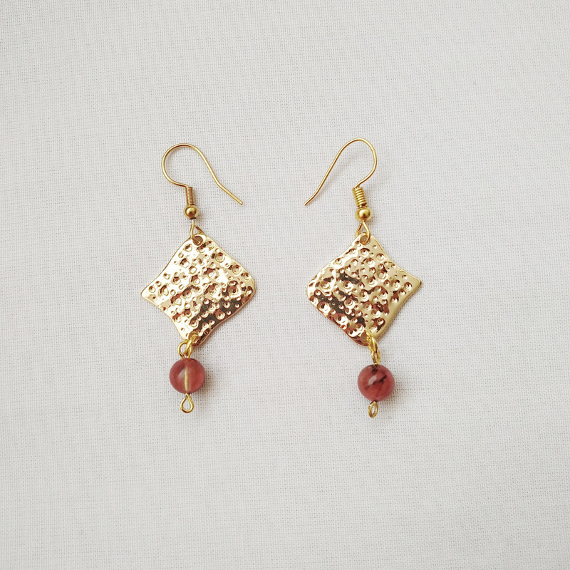 گوشواره زنانه مدل برنجی و سنگ کوارتز گوشواره زنانه مدل برنجی و سنگ کوارتز