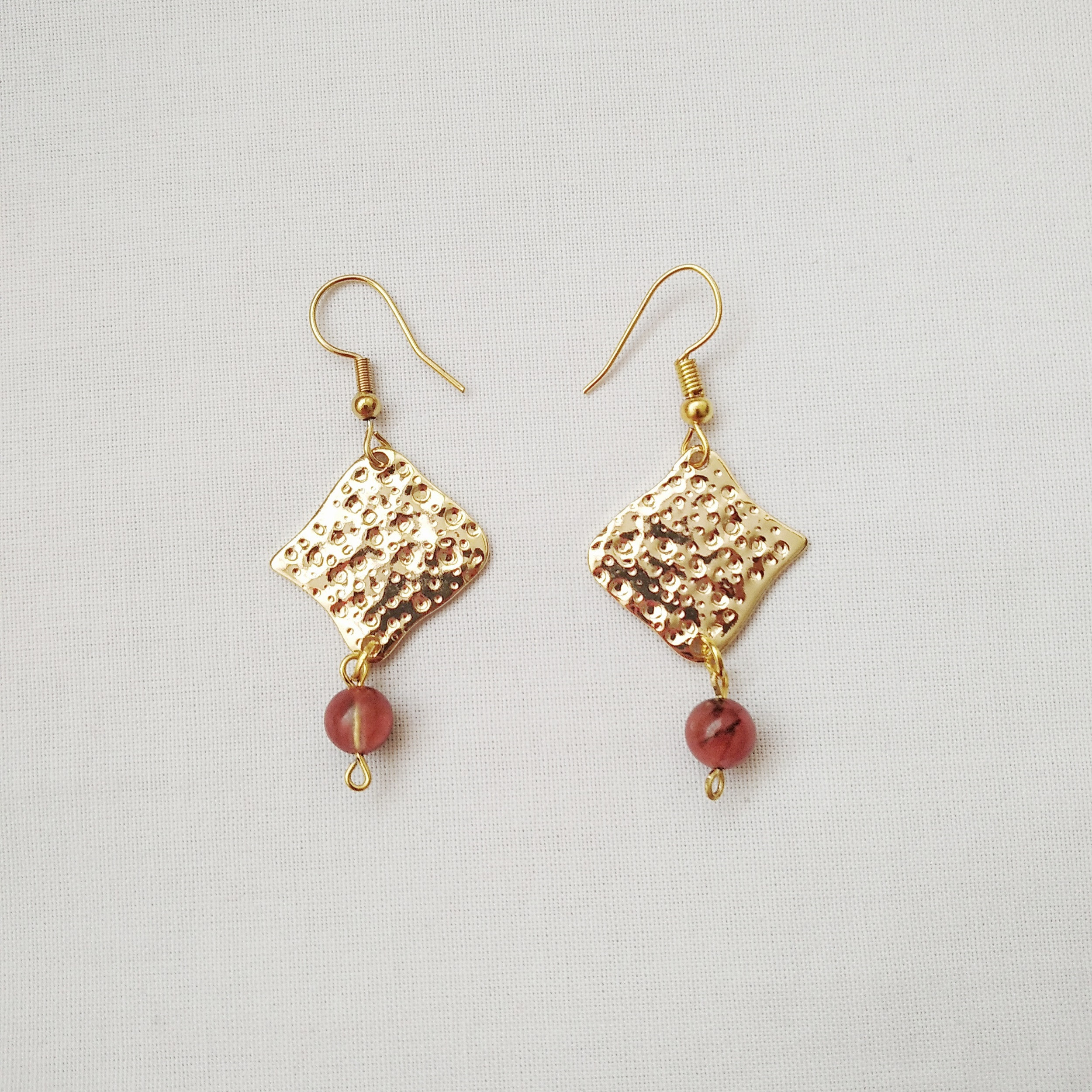 گوشواره زنانه مدل برنجی و سنگ کوارتز گوشواره زنانه مدل برنجی و سنگ کوارتز