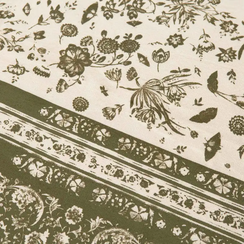 رومیزی گدار مدل گل‌های ایرانی در باغ همسایه