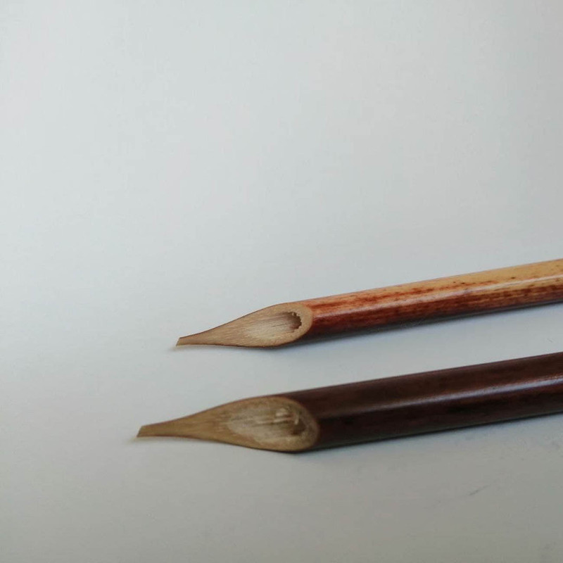 قلم خوشنویسی ساقی مدل چلیپا تراشیده دزفولی مجموعه 2 عددی به همراه قلمدان قلم خوشنویسی ساقی مدل چلیپا تراشیده دزفولی مجموعه 2 عددی به همراه قلمدان