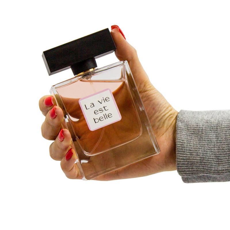 ادو تویلت زنانه نیو پرستیژ کالر مدل La Vie Est Belle حجم 100 میلی لیتر به همراه اسپری خوشبو کننده بدن زنانه پرستیژ مدل La Vie Est Belle حجم 150 میلی لیتر