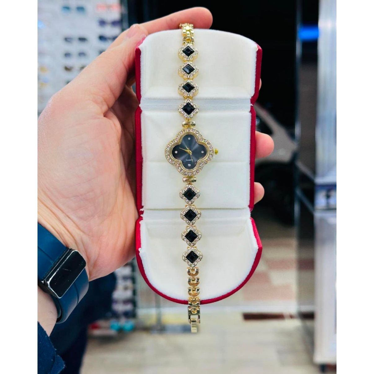 ساعت مچی عقربه ای زنانه مدل دستبندی نگین دار -  - 4