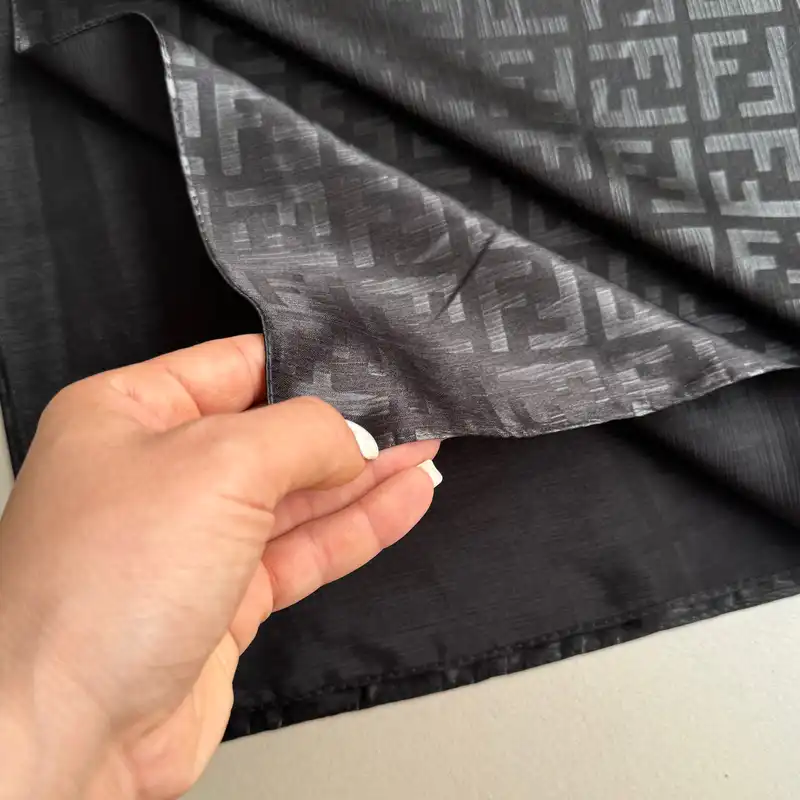 شال زنانه مدل ساتن کریستال برجسته براق کد 1