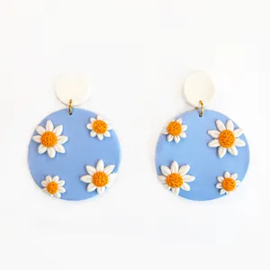 گوشواره زنانه مدل پلیمری طرح برجسته