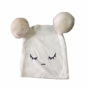 کلاه بچگانه مدل پوم دار رنگ شیری