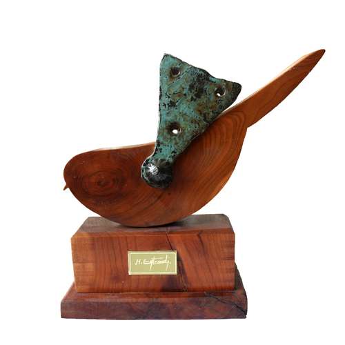 مجسمه طرح پرنده با باله فلزی کد 0013