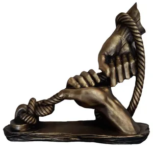 مجسمه طرح دست های زحمت کش کد 8018