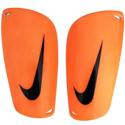 راهنمای خرید ساق بند فوتبال  و فوتسال اصل حرفه ای مدل کشی و جورابی با قیمت مناسب و ارزان