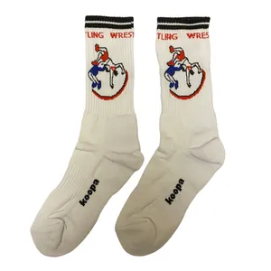 جوراب ورزشی ساق بلند مردانه مدل کف حوله ای طرح کشتی