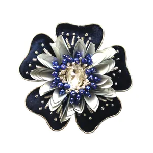 سنجاق سینه زنانه طرح گل پنج برگ