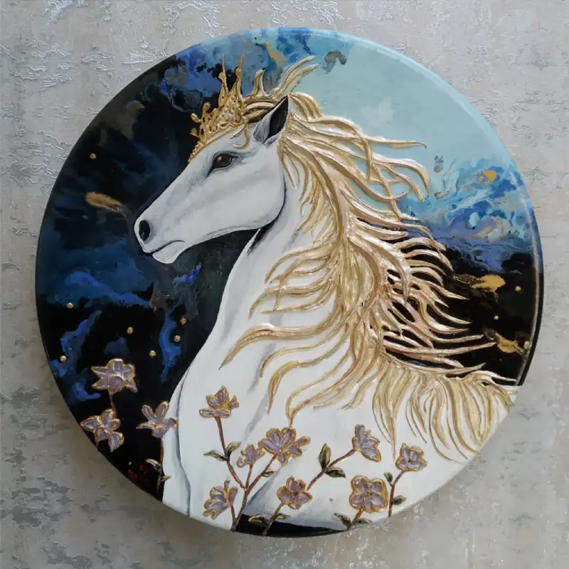 بشقاب دیوارکوب سفالی طرح اسب مدل یال برجسته