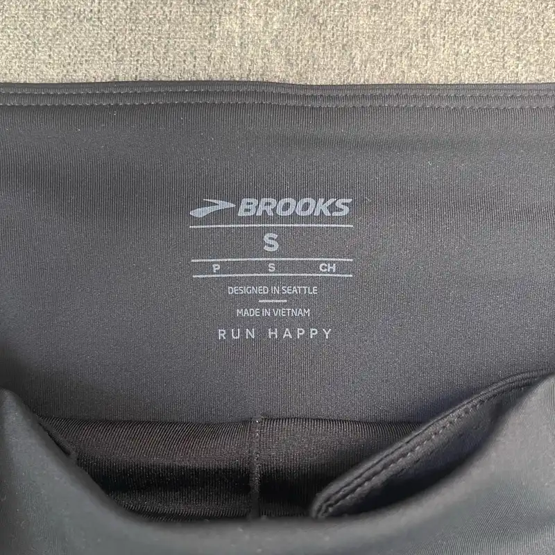 شلوارک ورزشی زنانه بروکس مدل Chaser 5