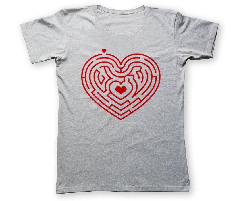 تی شرت زنانه به رسم طرح ماز قلب کد 471