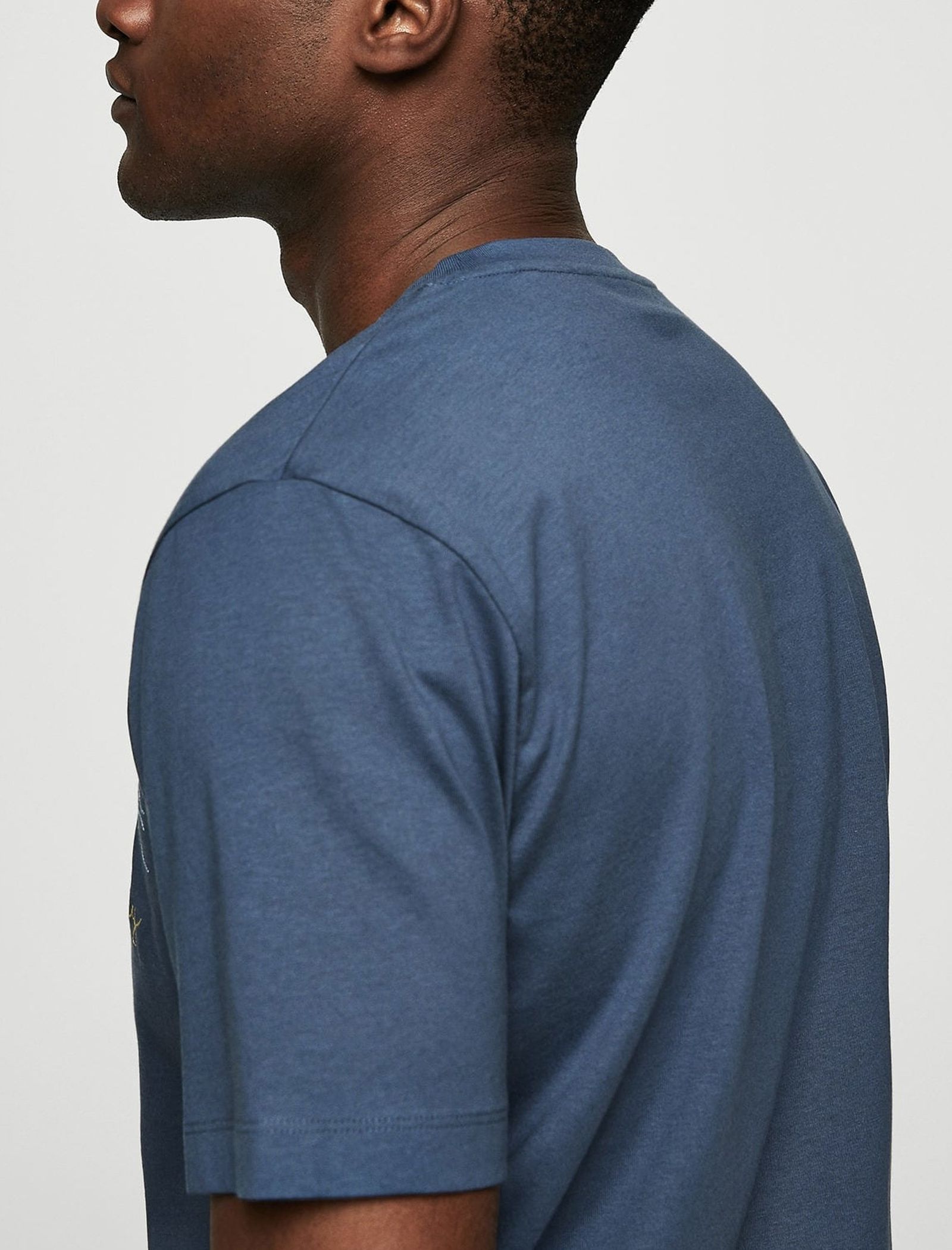 تی شرت نخی یقه گرد مردانه - مانگو - آبی تیره - 5