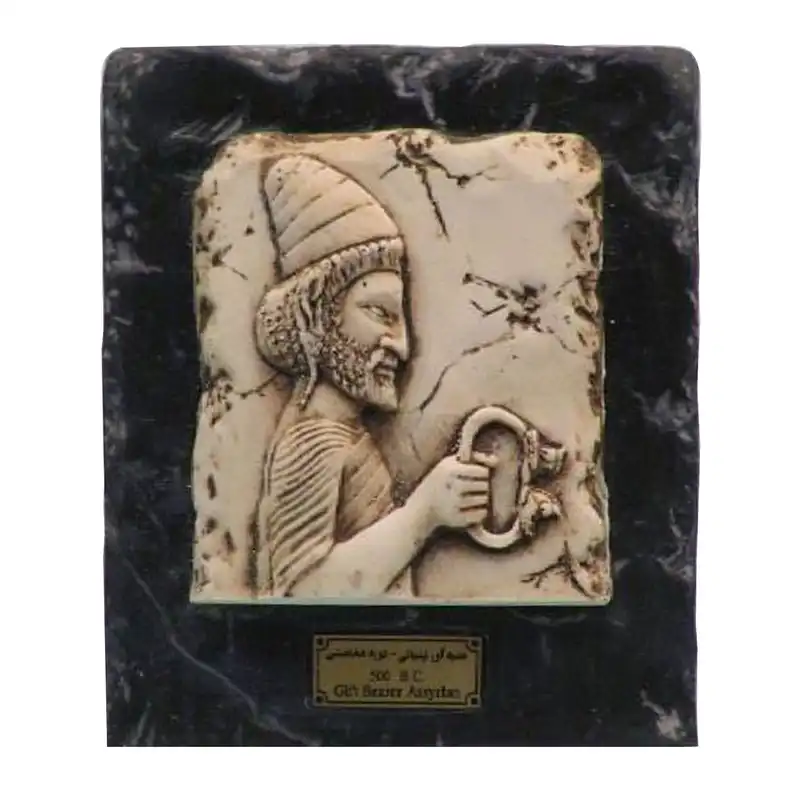 مجسمه تندیس و پیکره شهریار مدل تابلو سنگی هدیه آور لیدیایی حلقه کد MO2720