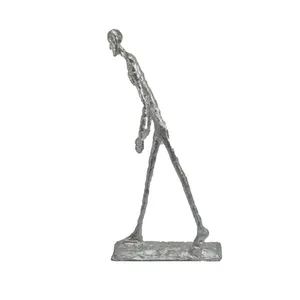 تندیس فلزی طرح مردی که راه می رود