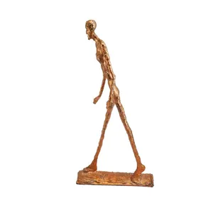 تندیس فلزی طرح مردی که راه می رود