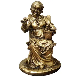 مجسمه لیلپار مدل پیرزن DGO-1030a به همراه مگنت یخچال پروانه