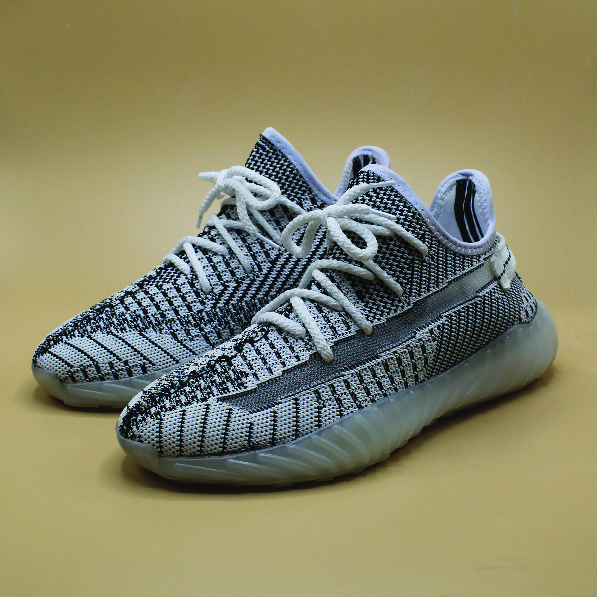 کفش مخصوص پیاده روی مردانه مدل 350 Yeezy Boost کد W.B