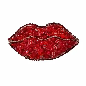 گل سینه زنانه طرح لب مدل HR060