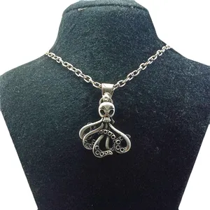 گردنبند مردانه طرح اسکلت و اختاپوس کد GR-ES-8PA