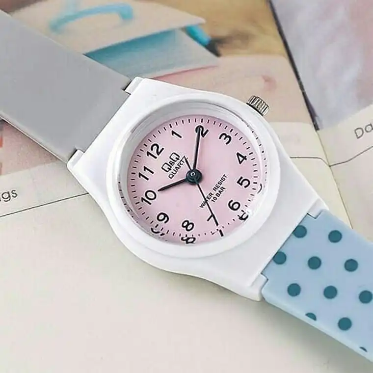 ساعت مچی عقربه ای دخترانه کیو اند کیو مدل VP47J034Y