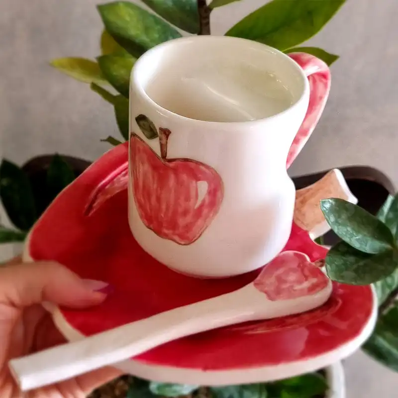 ست لیوان و زیرلیوانی سرامیکی طرح سیب به همراه قاشق