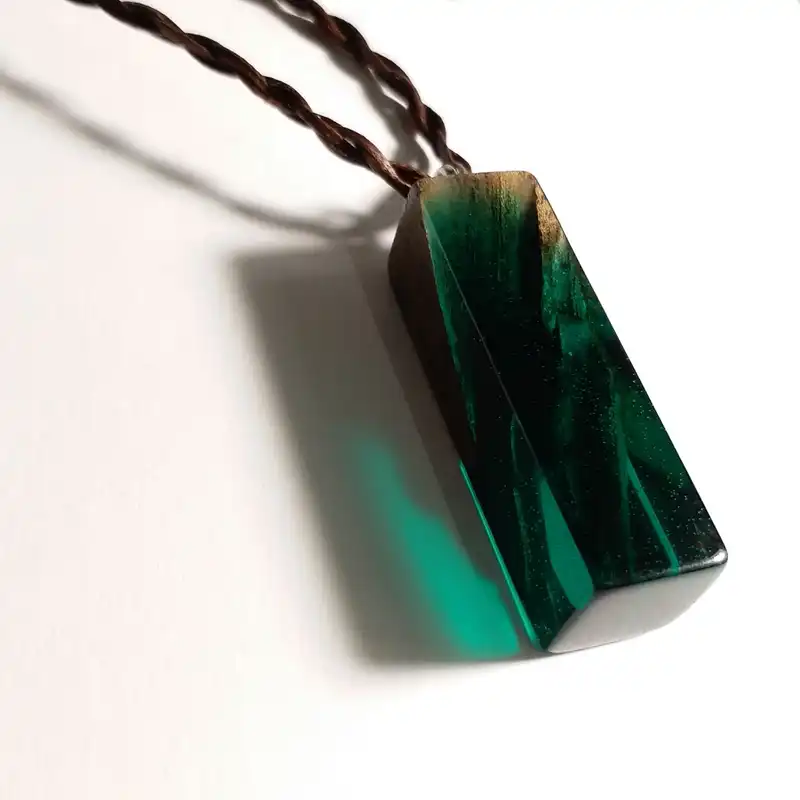 گردنبند مدل چوب و رزین شب تاب A4