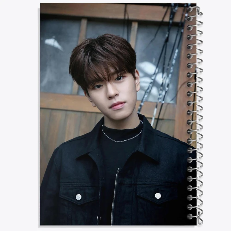 دفتر مشق 100 برگ خندالو طرح سونگمین گروه استری کیدز Stray Kids کد 11854