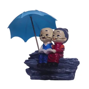 مجسمه لیلپار طرح پیر زن و مرد چتری مدل DGN-0027