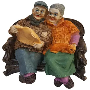 مجسمه لیلپار طرح پیر زن و مرد روزنامه خوان مدل DGO-1047