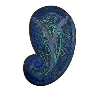 سنجاق سینه آراسته طرح بته جقه مدل gz98899