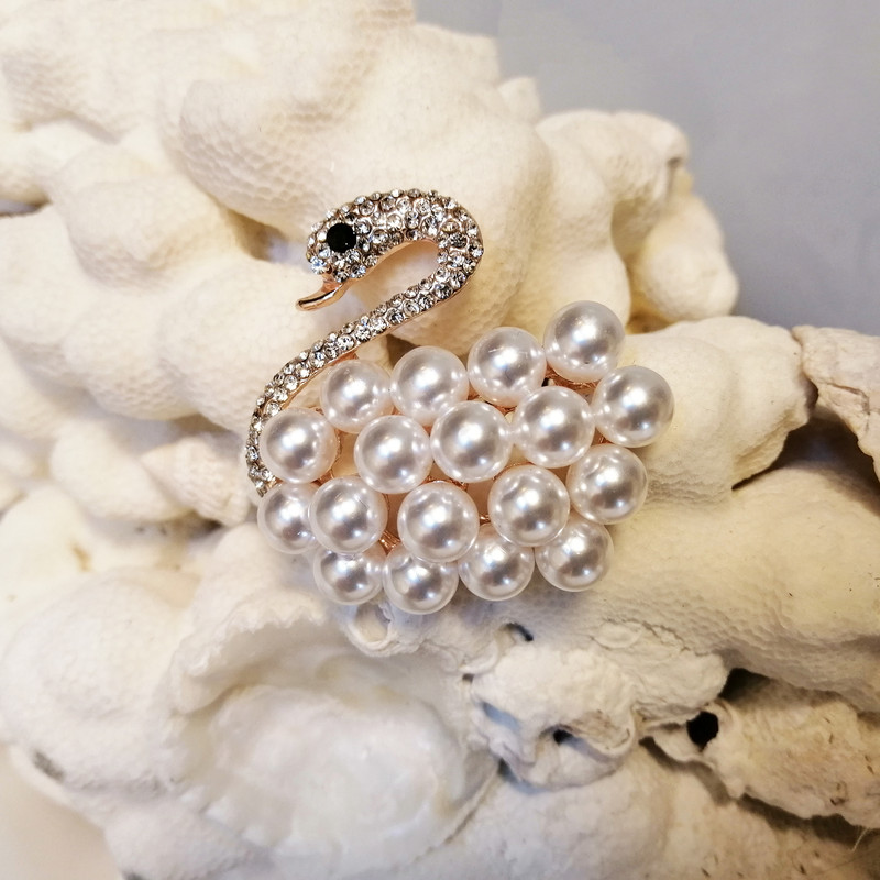 گل سینه زنانه طرح قو کد rst015 گل سینه زنانه طرح قو کد rst015