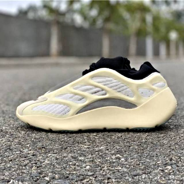 کفش مخصوص پیاده روی مردانه مدل Yeezy 700 V3 Azael