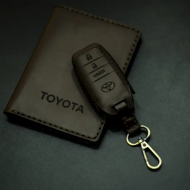 ست هدیه چرمینه اسپرت طرح تویوتا کد 55027-PRI