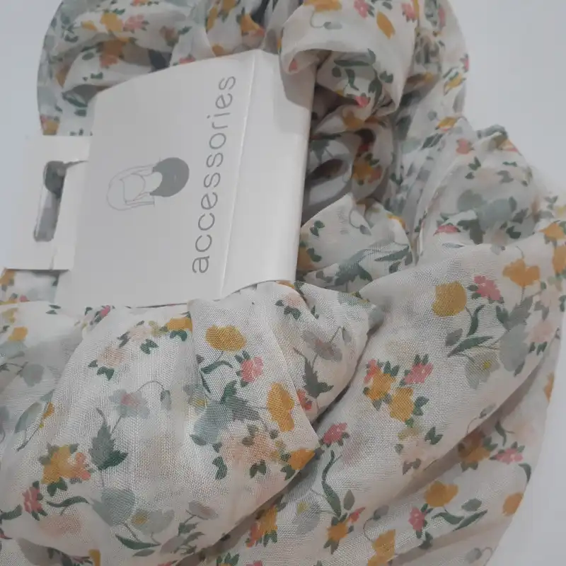 شال زنانه اکسسورایز مدل حلقه ای طرح گل دار