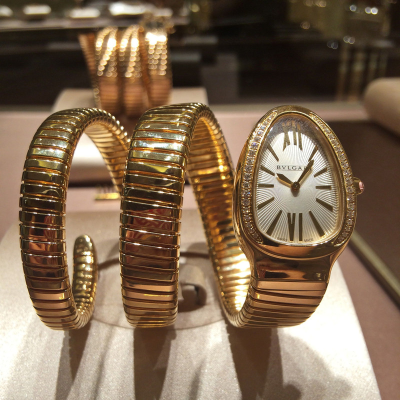 ساعت مچی عقربه ای زنانه بولگاری مدل دور نگین ساعت مچی عقربه ای زنانه بولگاری مدل دور نگین