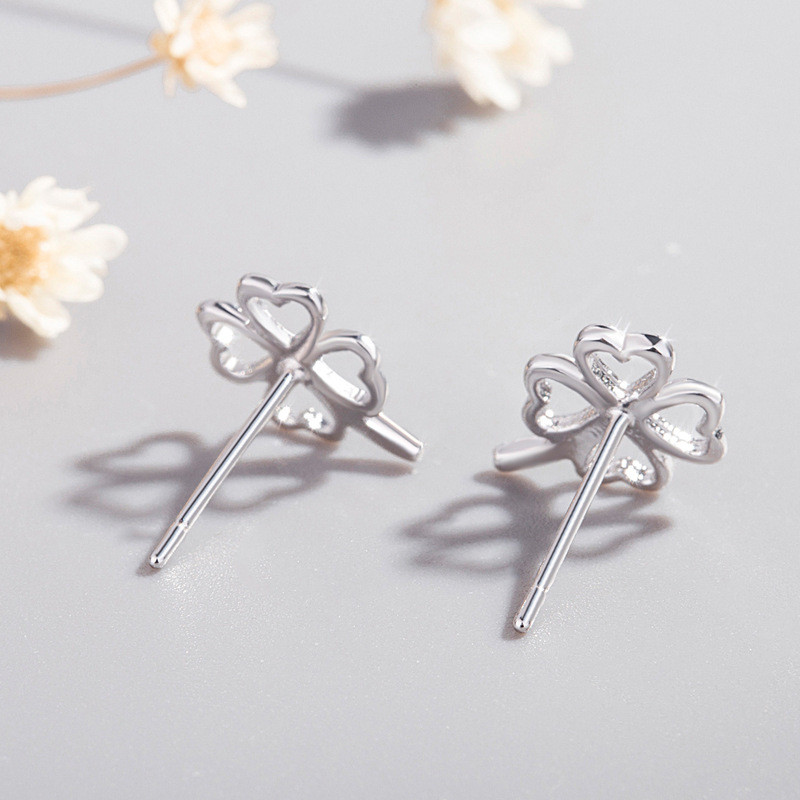 گوشواره نقره زنانه مدل شبدر چهاربرگ توخالی گوشواره نقره زنانه مدل شبدر چهاربرگ توخالی