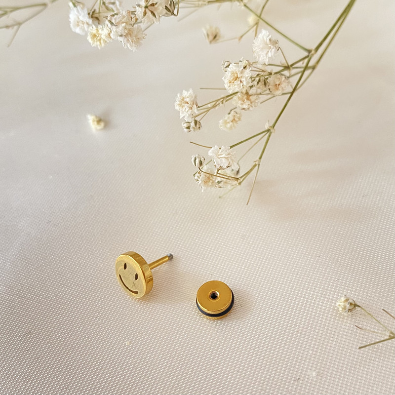 پیرسینگ گوش مدل اموجی لبخند پیرسینگ گوش مدل اموجی لبخند