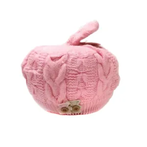 کلاه بافتنی بچگانه مدل برت گل دار رنگ صورتی 