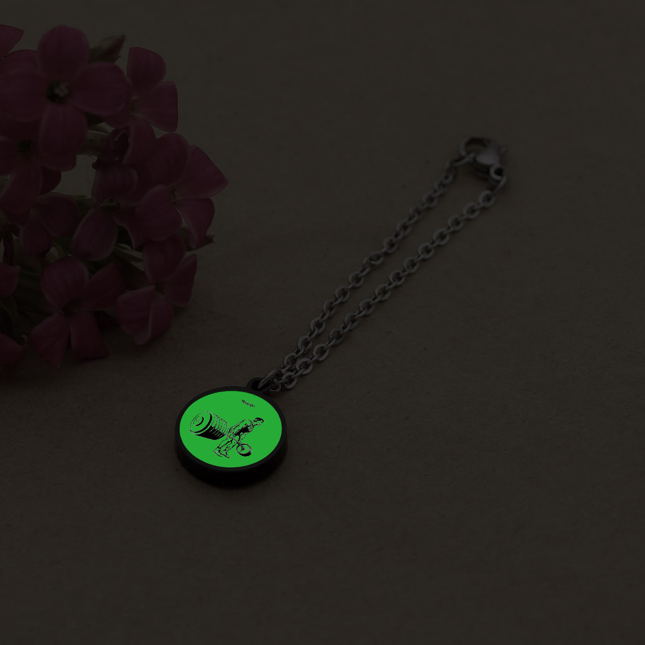 آویز ساعت زنانه ناکسیگو مدل شب تاب طرح پاور لیفتینگ کد AW8959